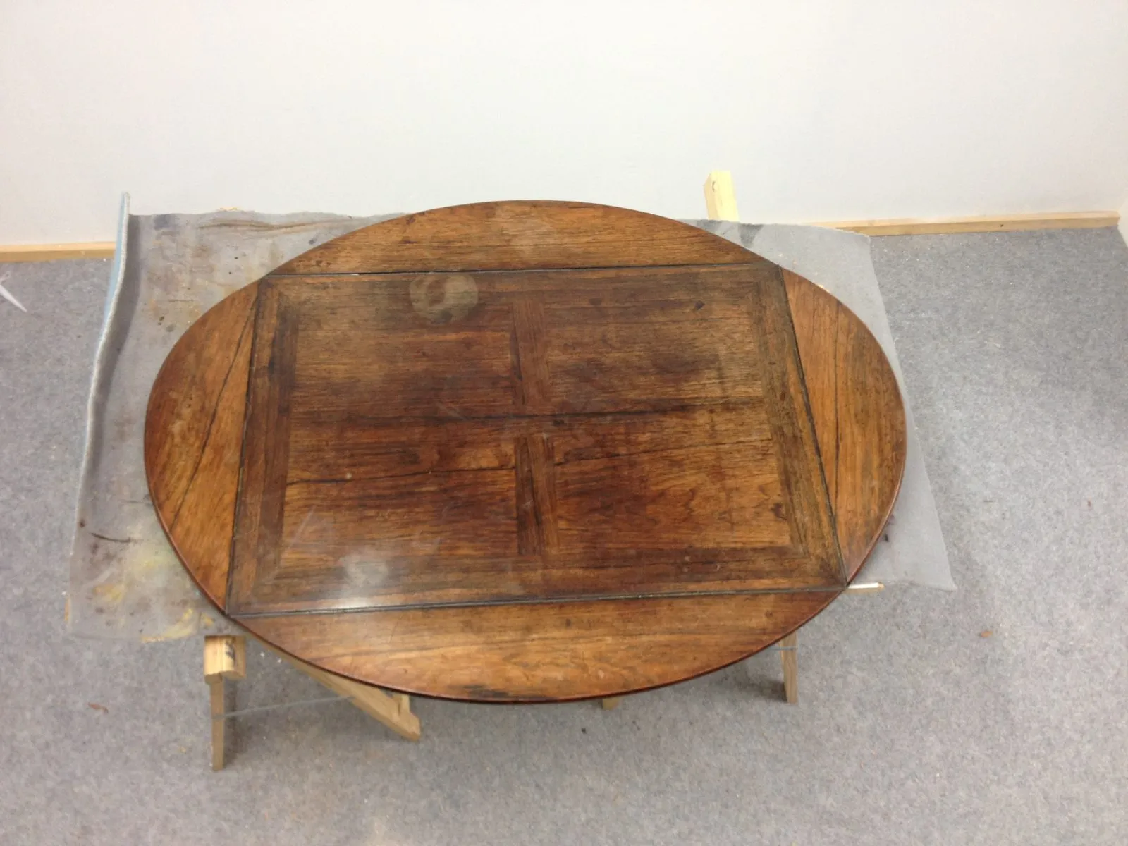 Restauration d'une table d'appoint en Palissandre des Indes — avant restauration