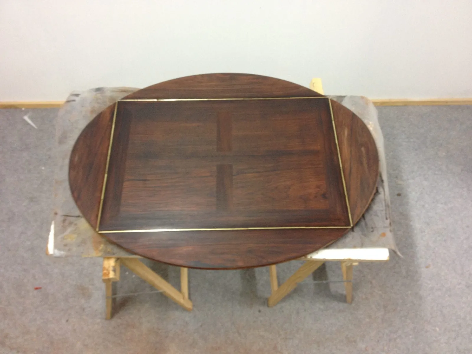 Restauration d'une table d'appoint en Palissandre des Indes