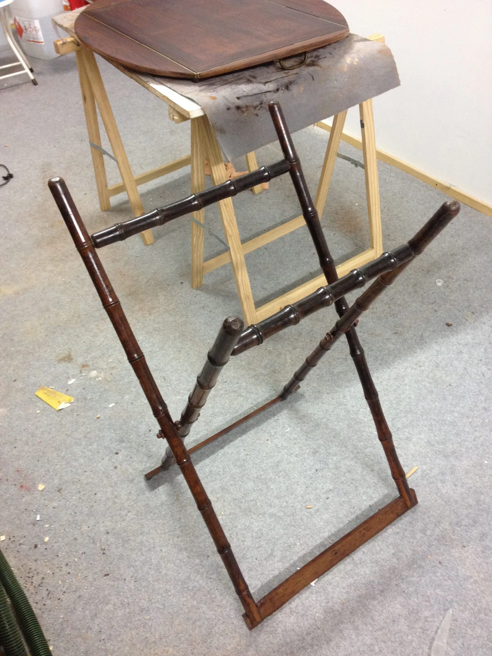 Restauration d'une table d'appoint en Palissandre des Indes