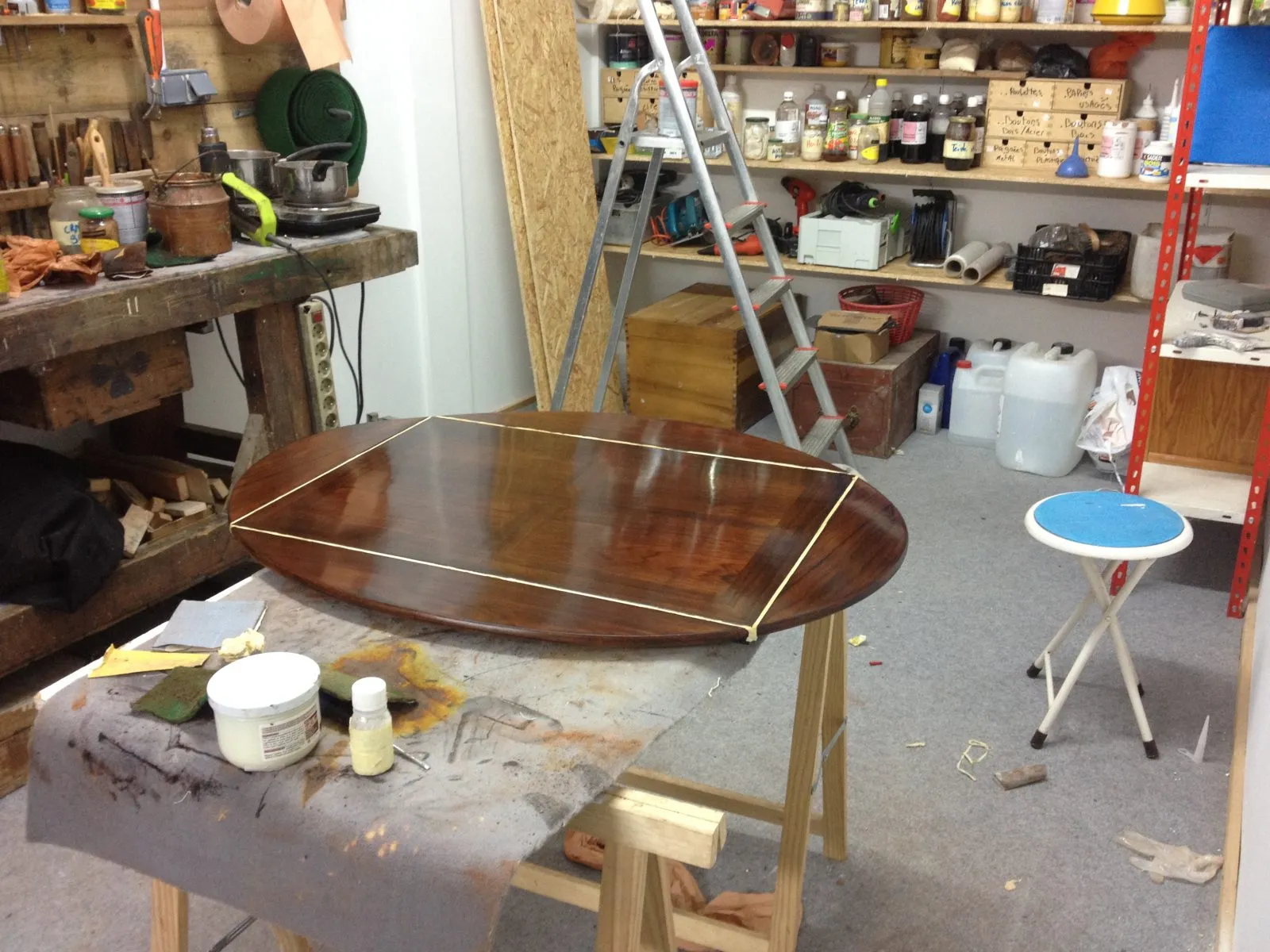 Restauration d'une table d'appoint en Palissandre des Indes