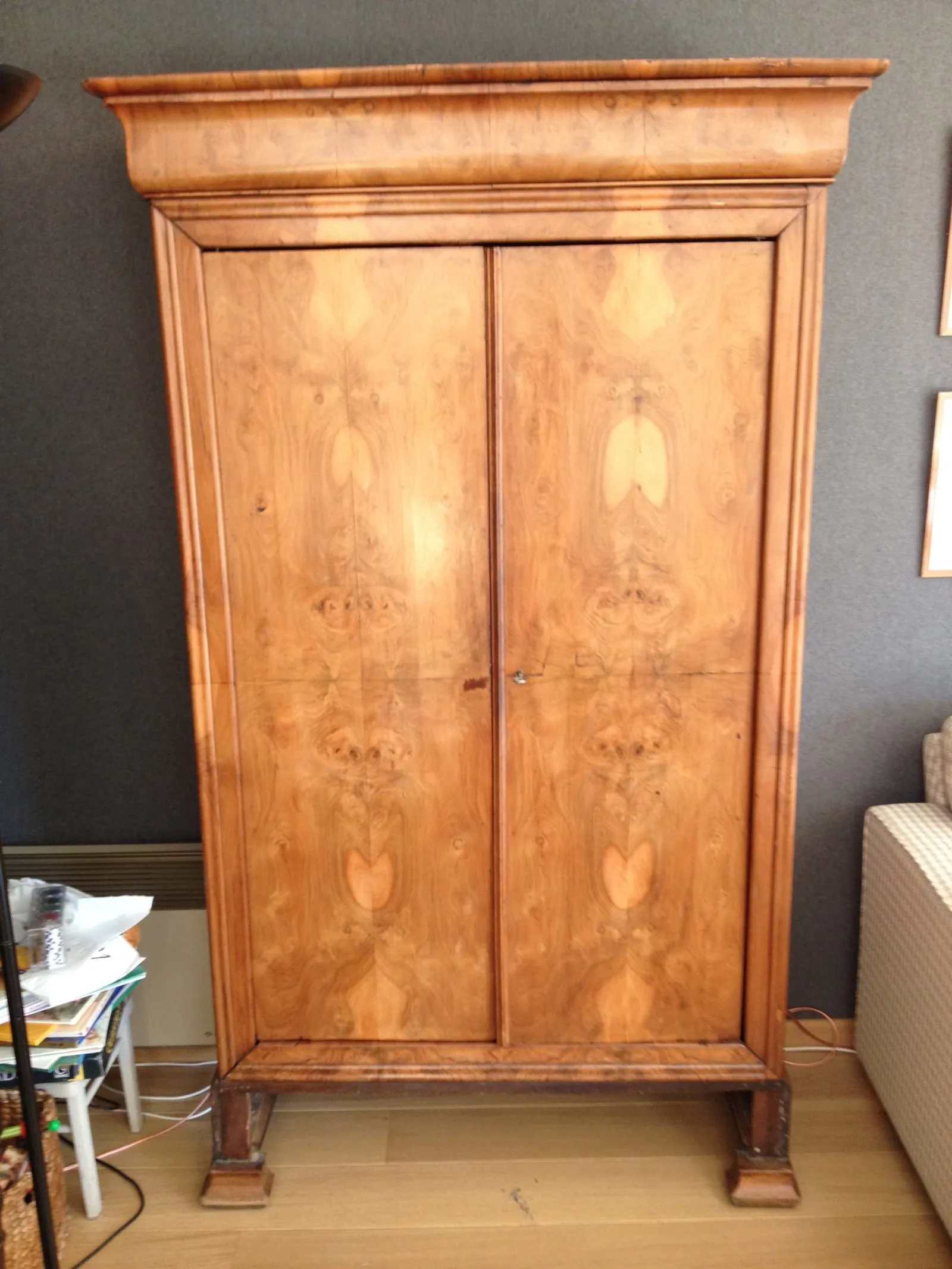 Restauration d'une armoire époque Louis Philippe en noyer blond français — avant restauration
