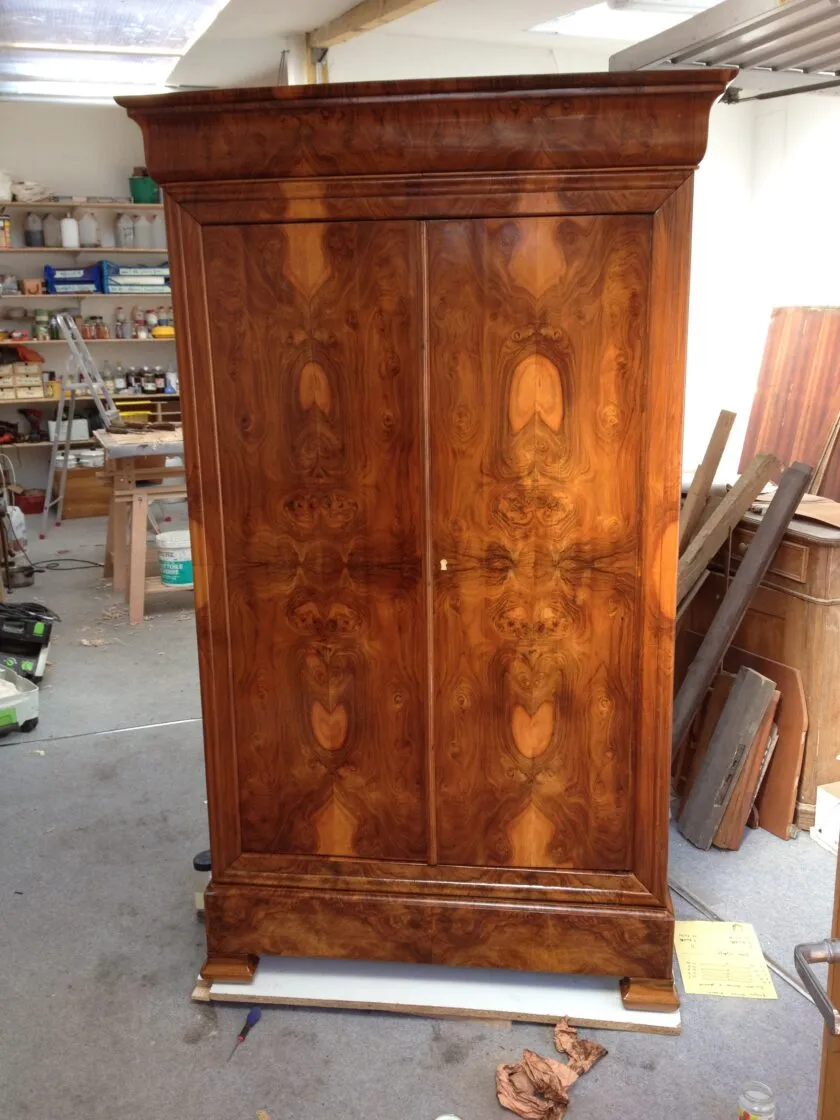Restauration d'une armoire époque Louis Philippe en noyer blond français