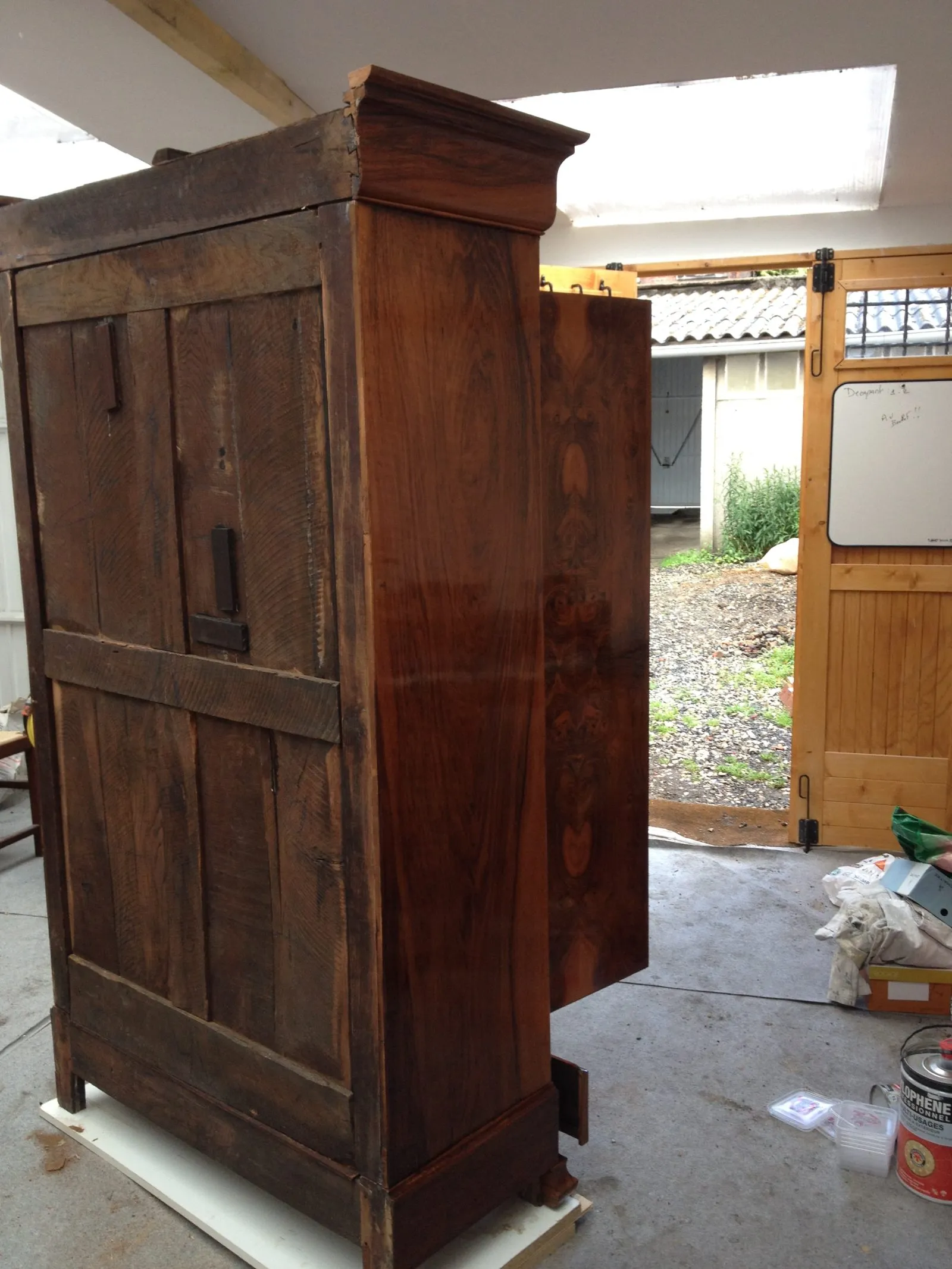 Restauration d'une armoire époque Louis Philippe en noyer blond français