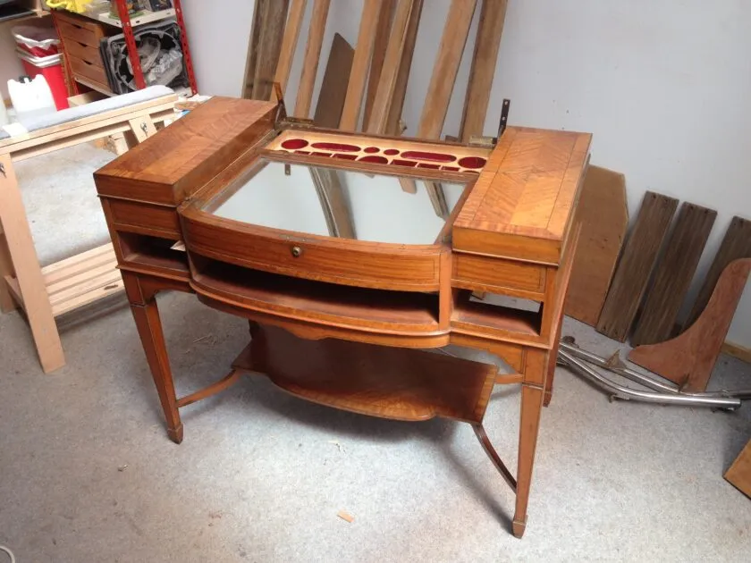 Restauration du mecanisme d'une coiffeuse anglaise de style Queen Anne