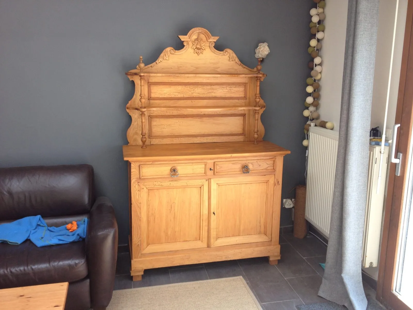 Restauration d’un buffet régional deux corps en peuplier merisier,noyer et hêtre massif.