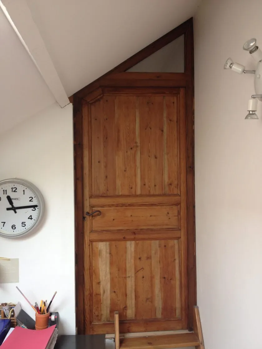 Adaptation sur-mesure d'une porte ancienne à un emplacement en sous pente