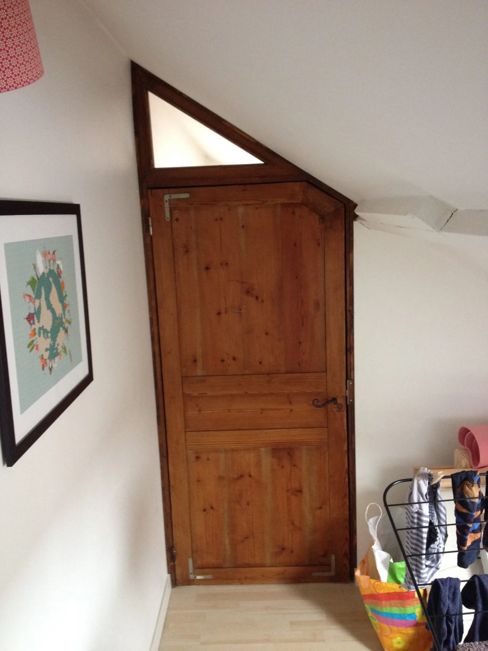 Adaptation sur-mesure d'une porte ancienne à un emplacement en sous pente