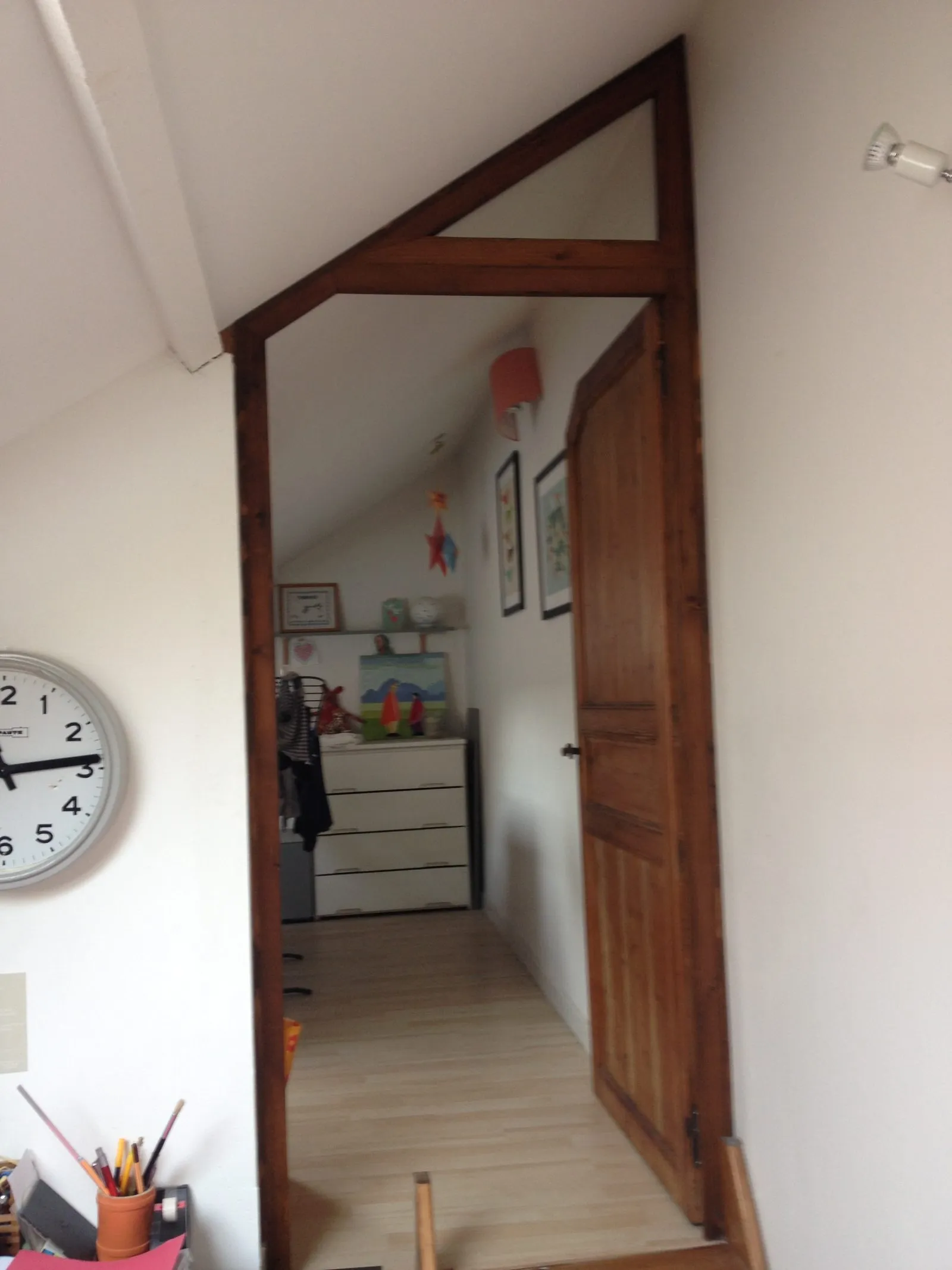 Adaptation sur-mesure d'une porte ancienne à un emplacement en sous pente