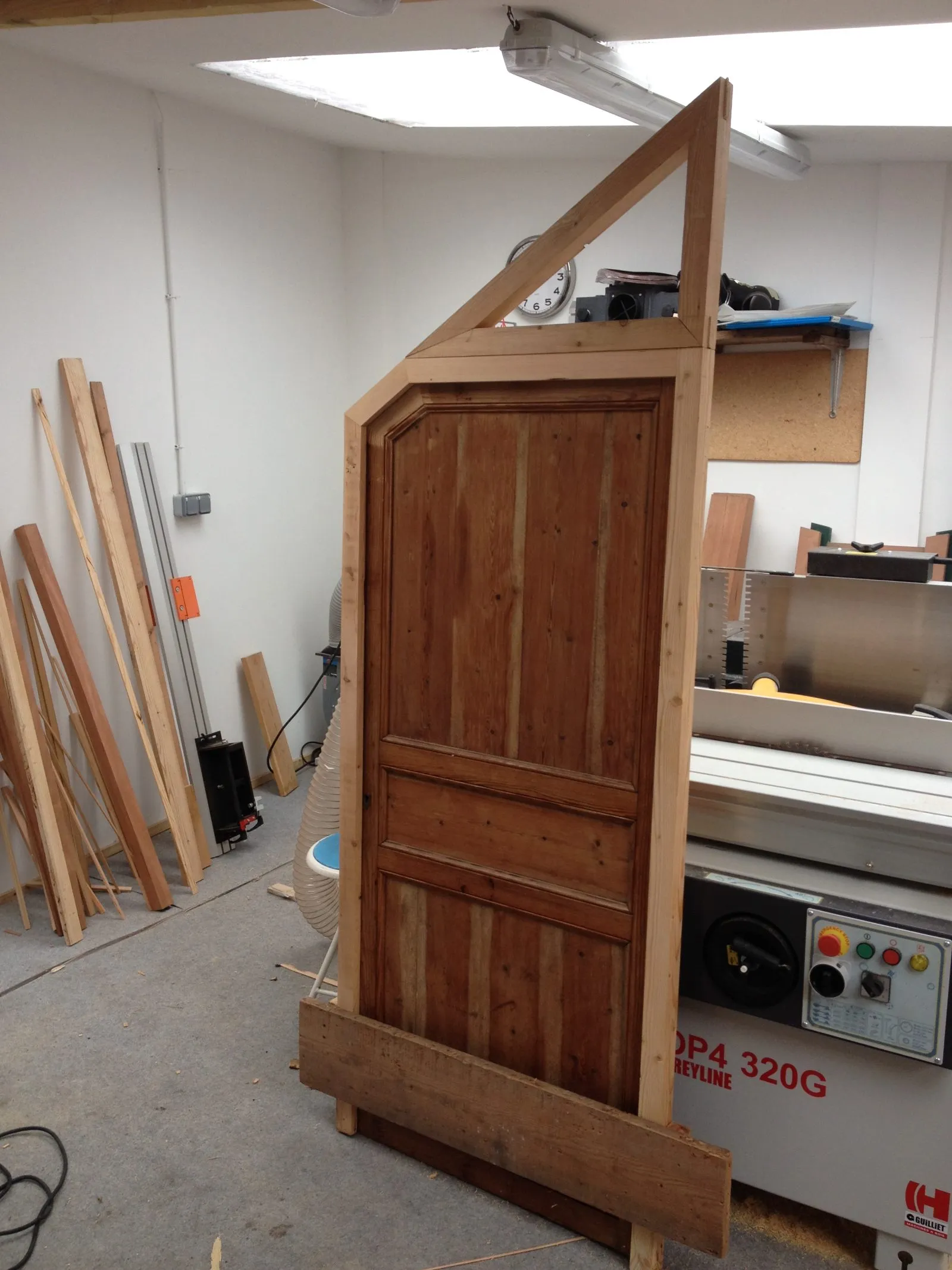 Adaptation sur-mesure d'une porte ancienne à un emplacement en sous pente
