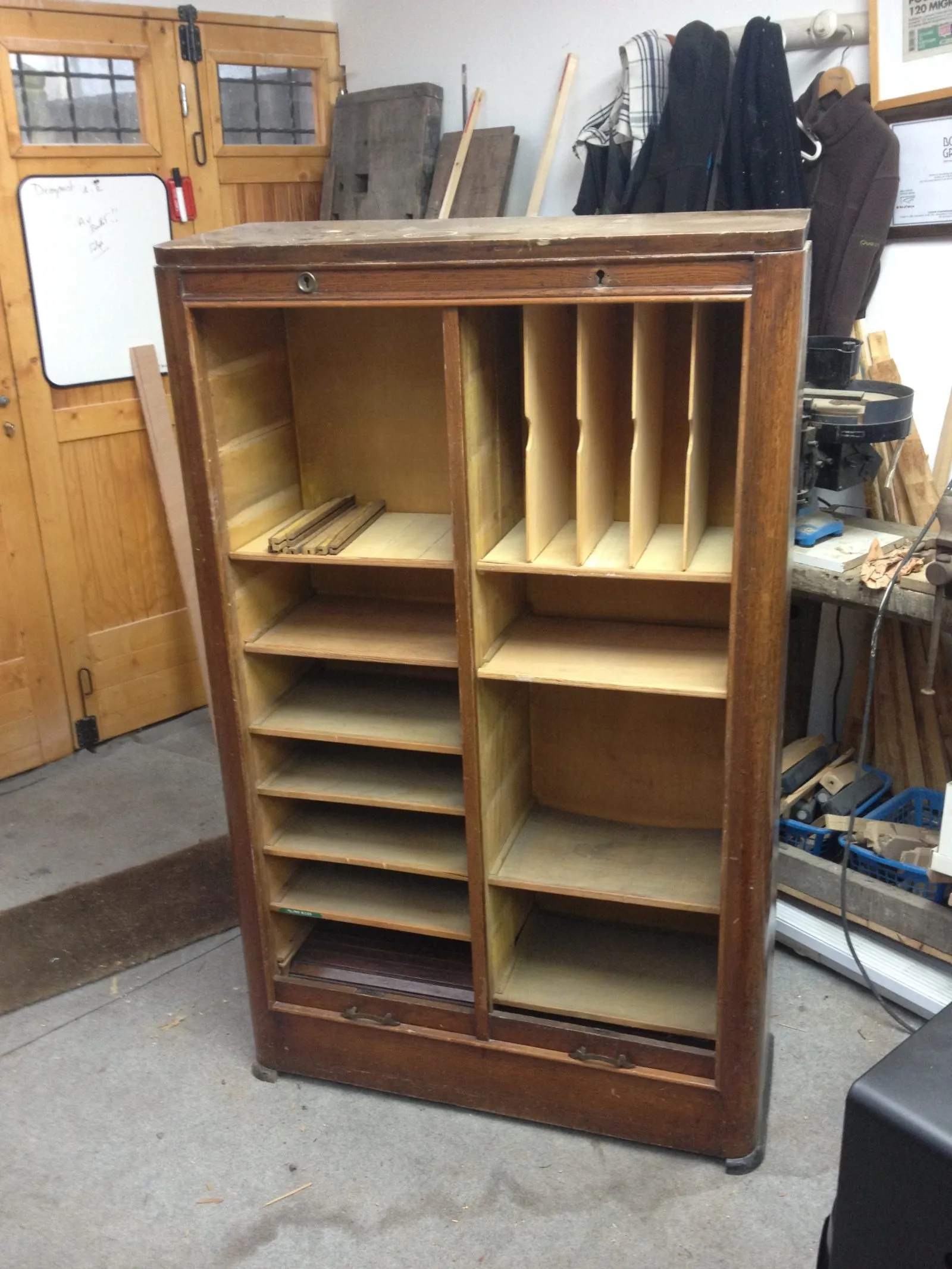 Restauration d'un meuble de rangement à double volets en chêne