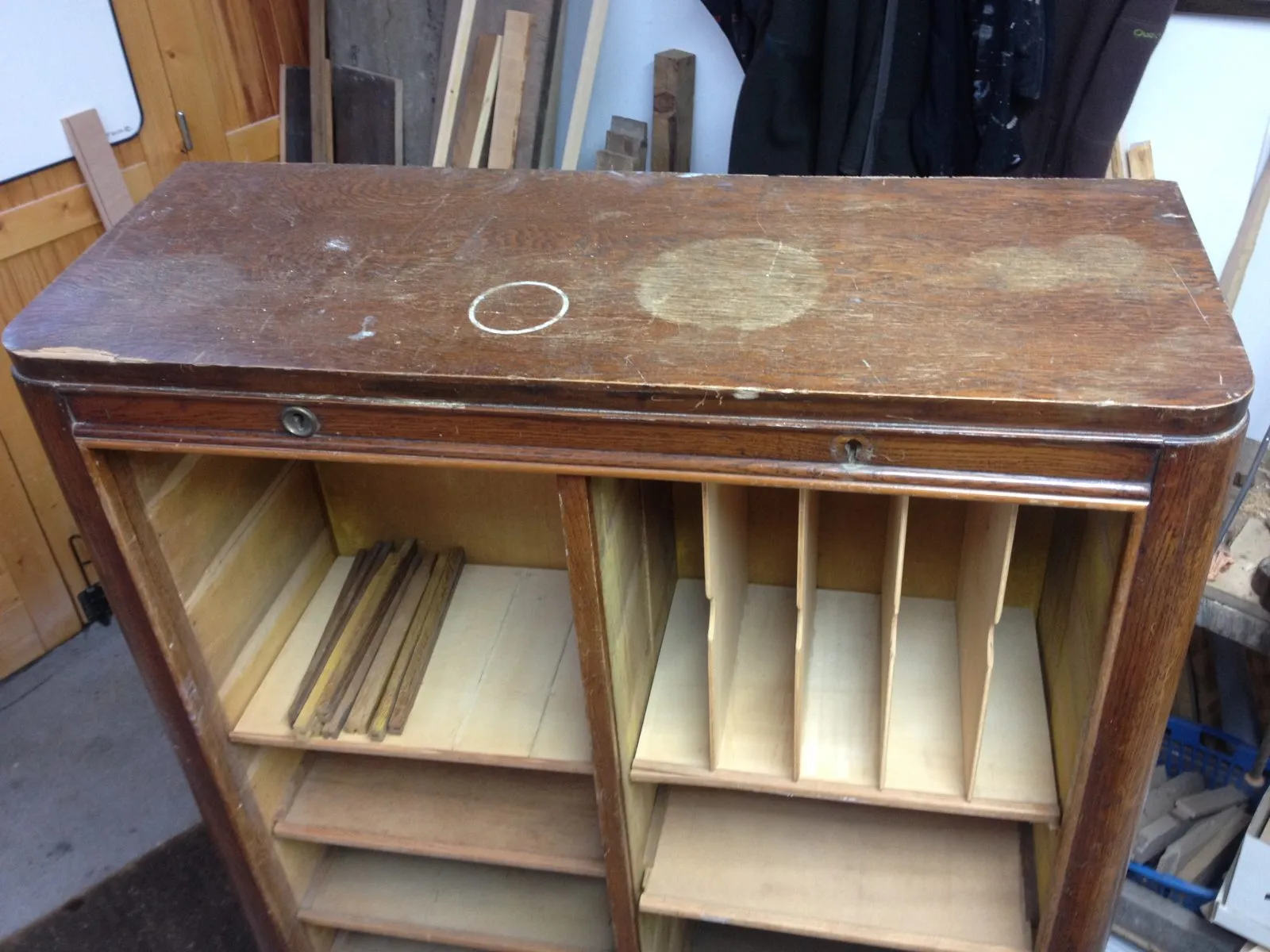 Restauration d'un meuble de rangement à double volets en chêne