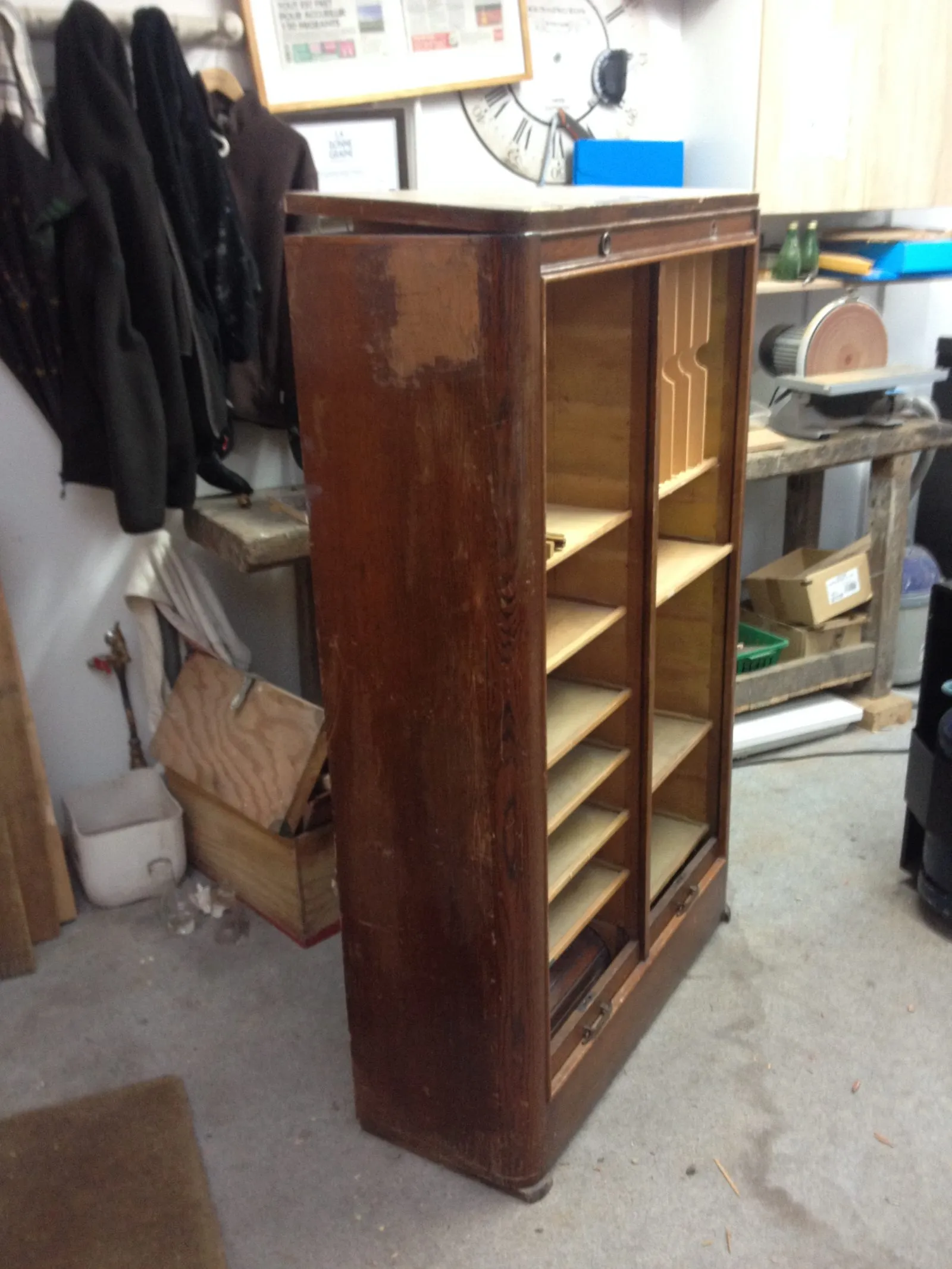 Restauration d'un meuble de rangement à double volets en chêne — avant restauration