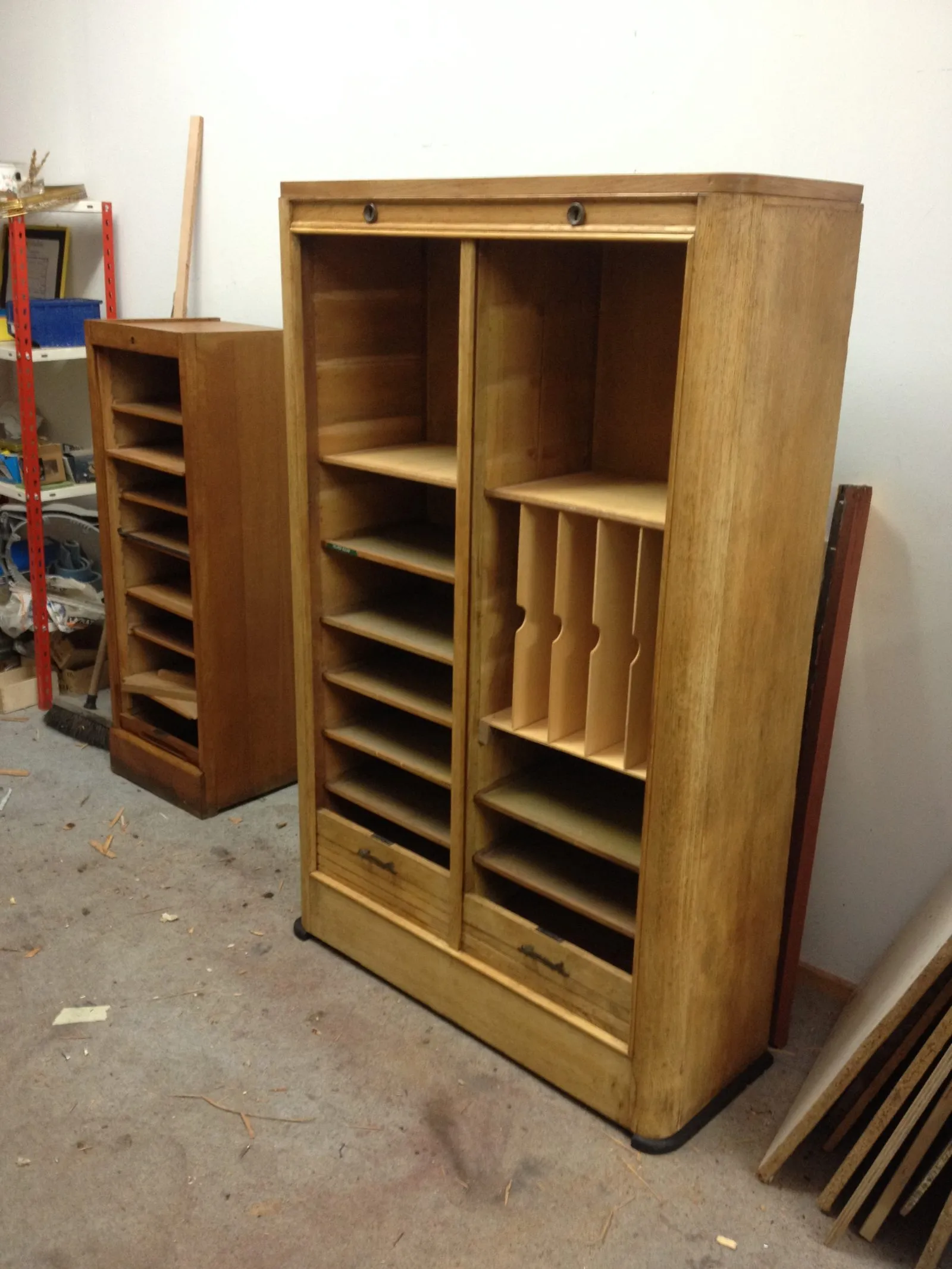 Restauration d'un meuble de rangement à double volets en chêne