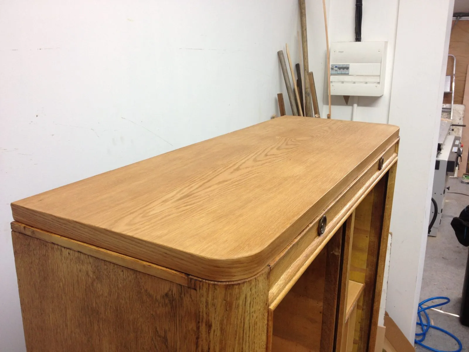 Restauration d'un meuble de rangement à double volets en chêne