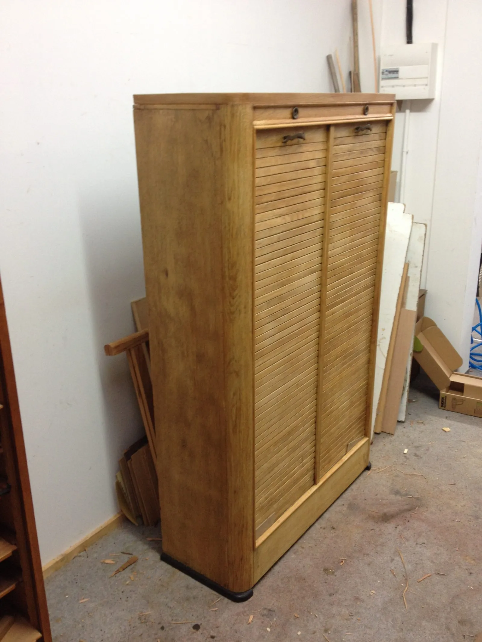 Restauration d'un meuble de rangement à double volets en chêne