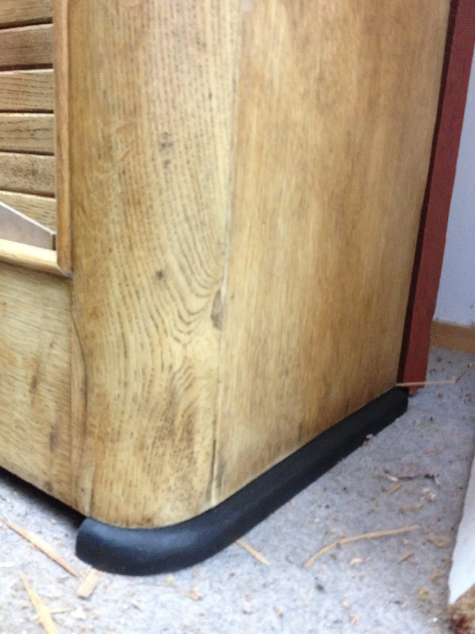Restauration d'un meuble de rangement à double volets en chêne