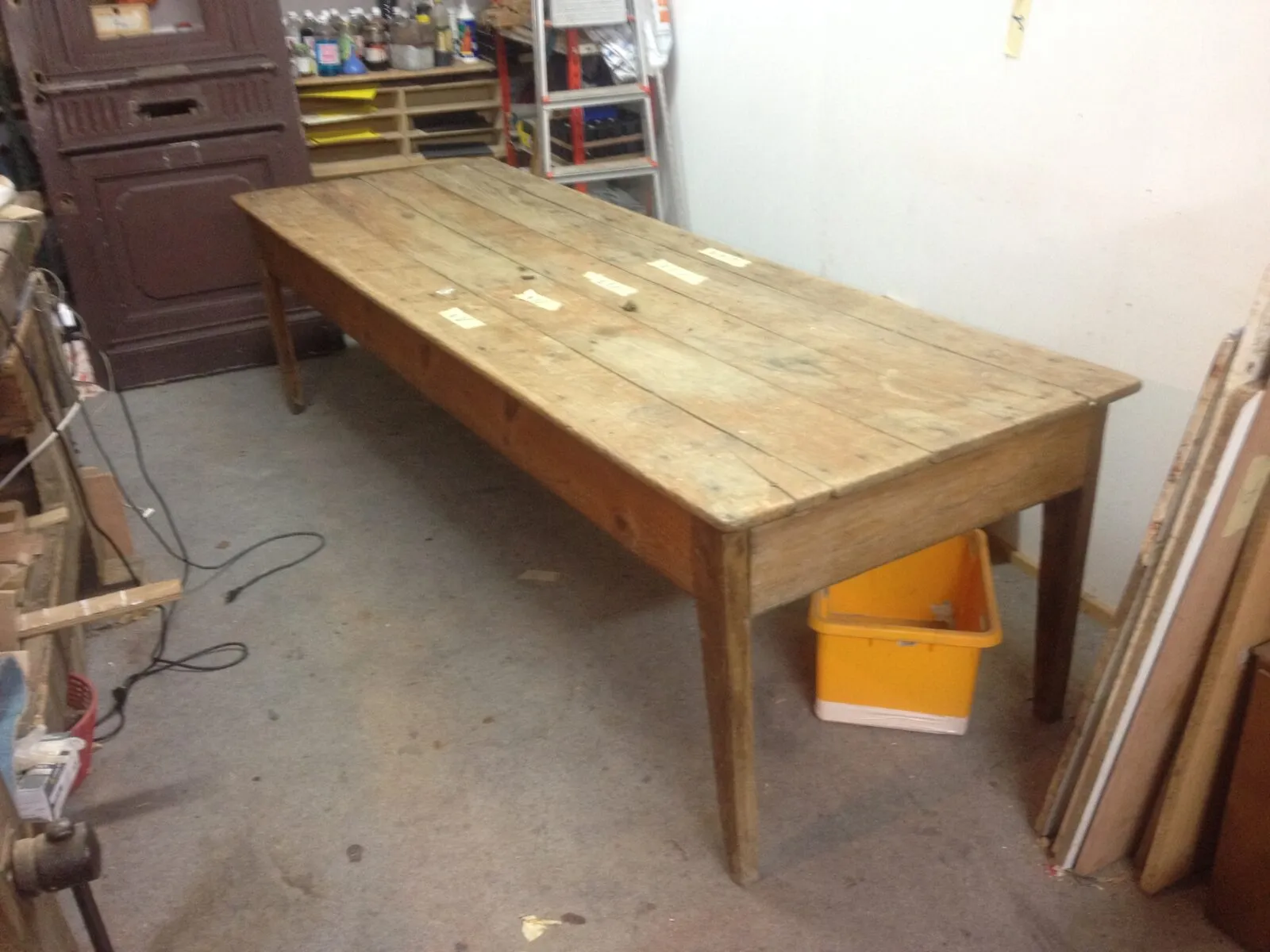 Table régional en sapin et chêne massif — avant restauration