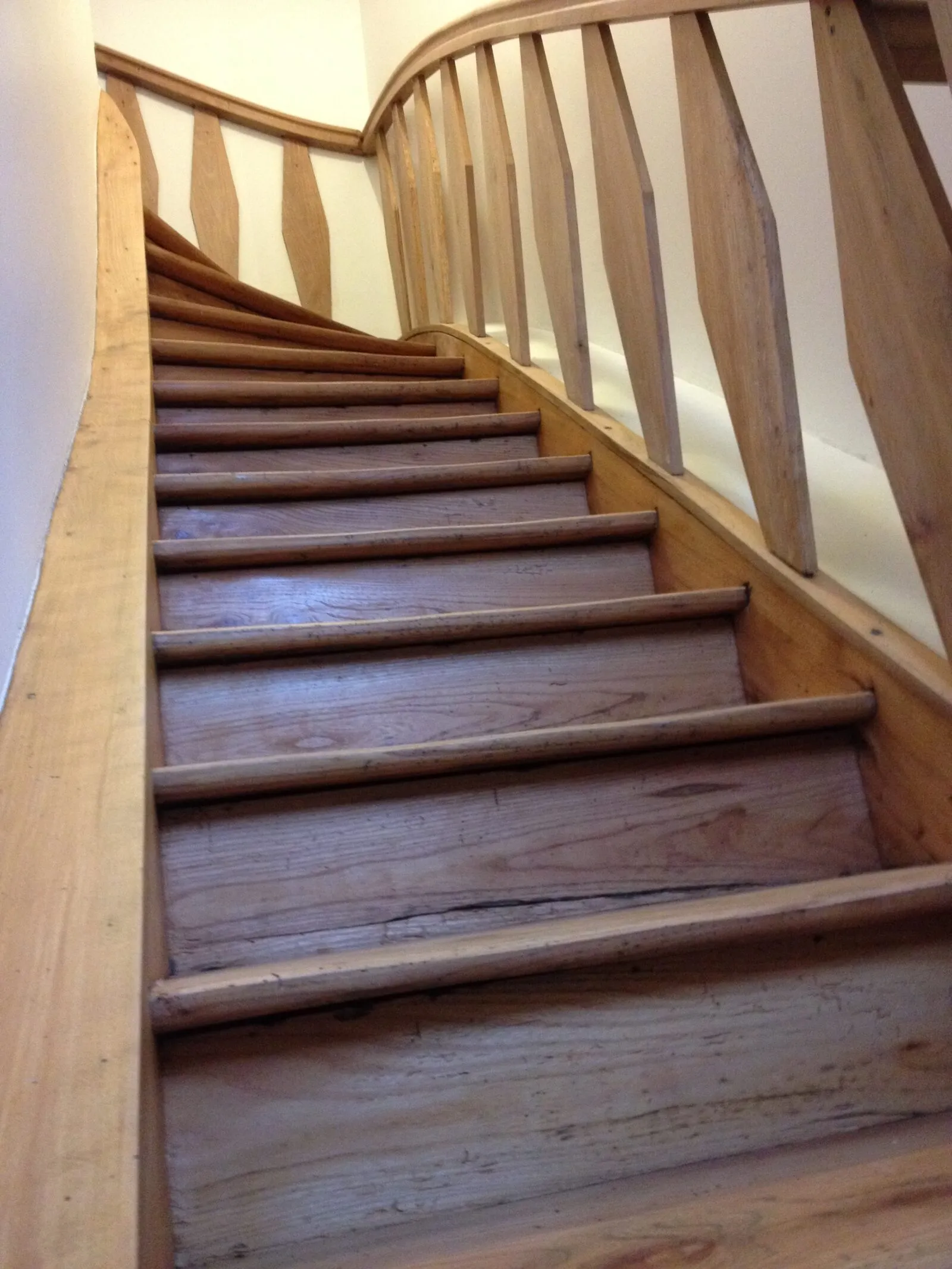 Restauration d'un escalier 1930 en orme français massif