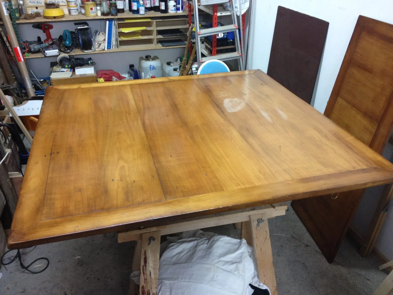 Restauration d'un plateau de table Henri II ; Epoque XXème — avant restauration