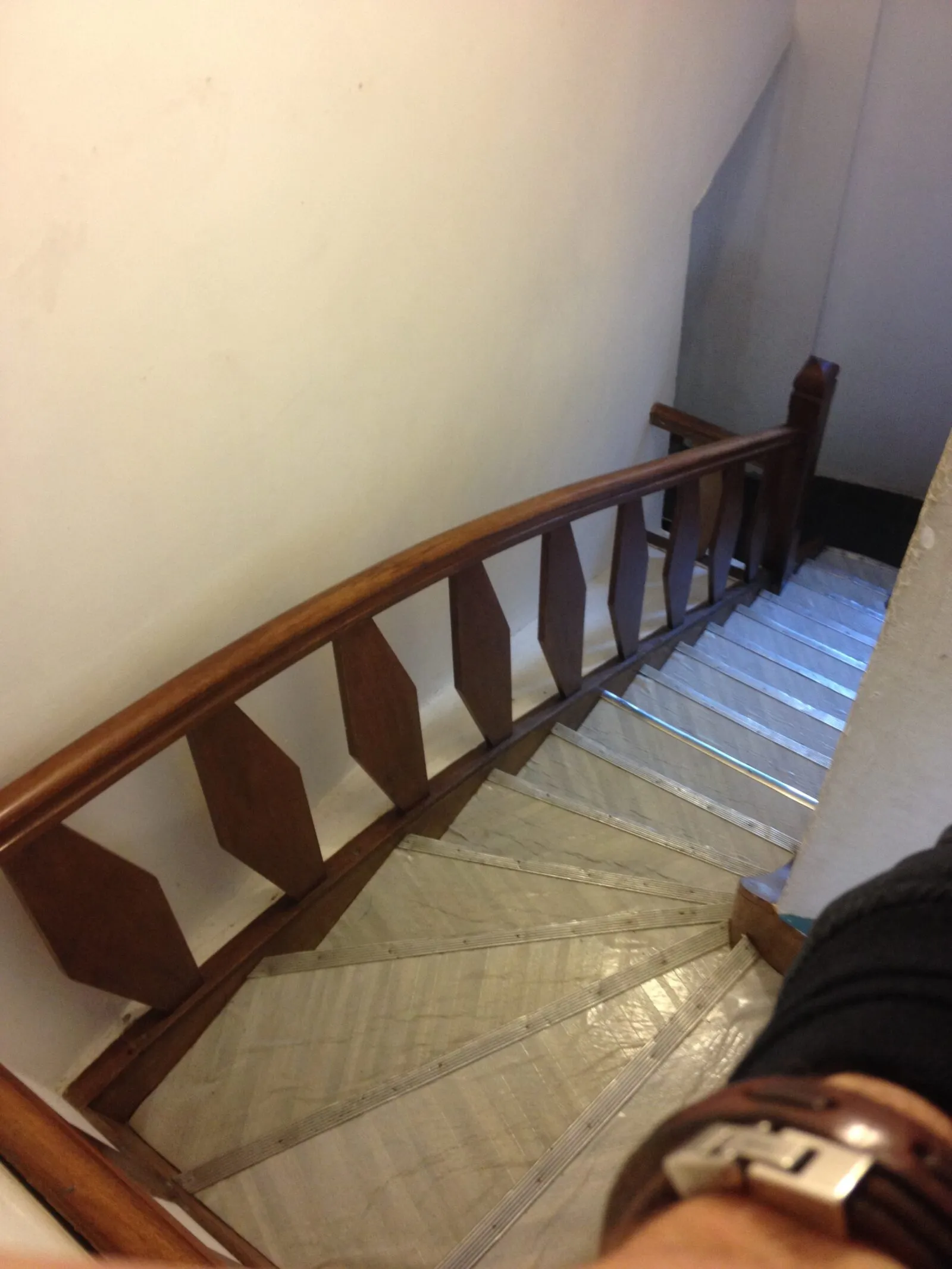 Restauration d'un escalier 1930 en orme français massif — avant restauration
