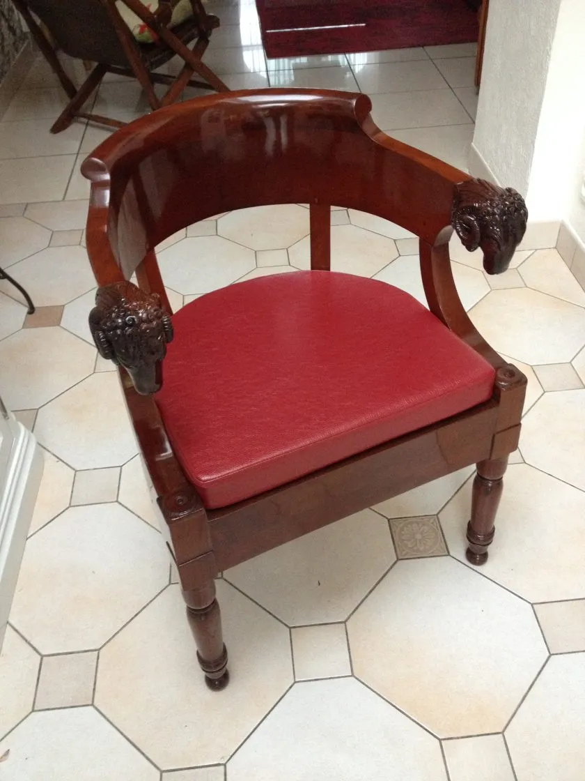 Restauration d'un fauteuil de bureau époque Empire en acajou de cuba