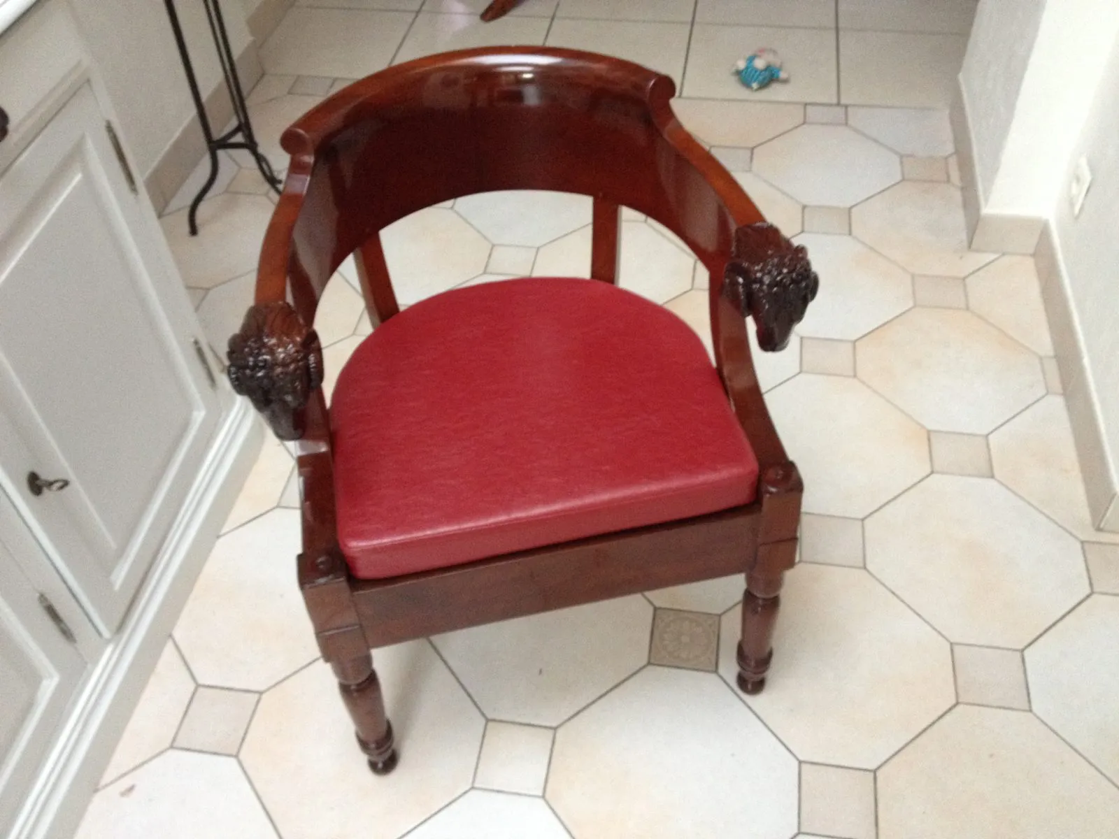 Restauration d'un fauteuil de bureau époque Empire en acajou de cuba
