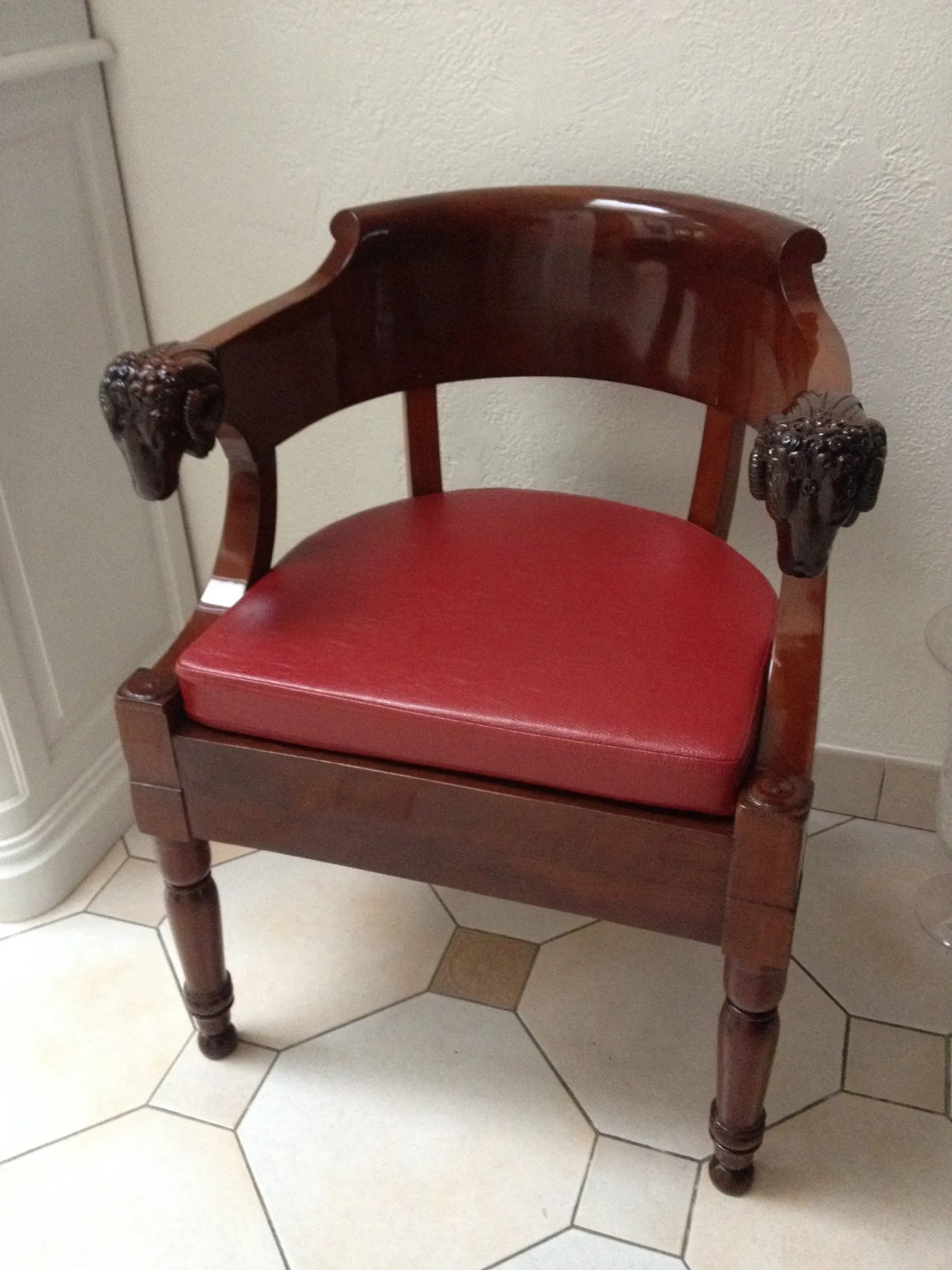 Restauration d'un fauteuil de bureau époque Empire en acajou de cuba