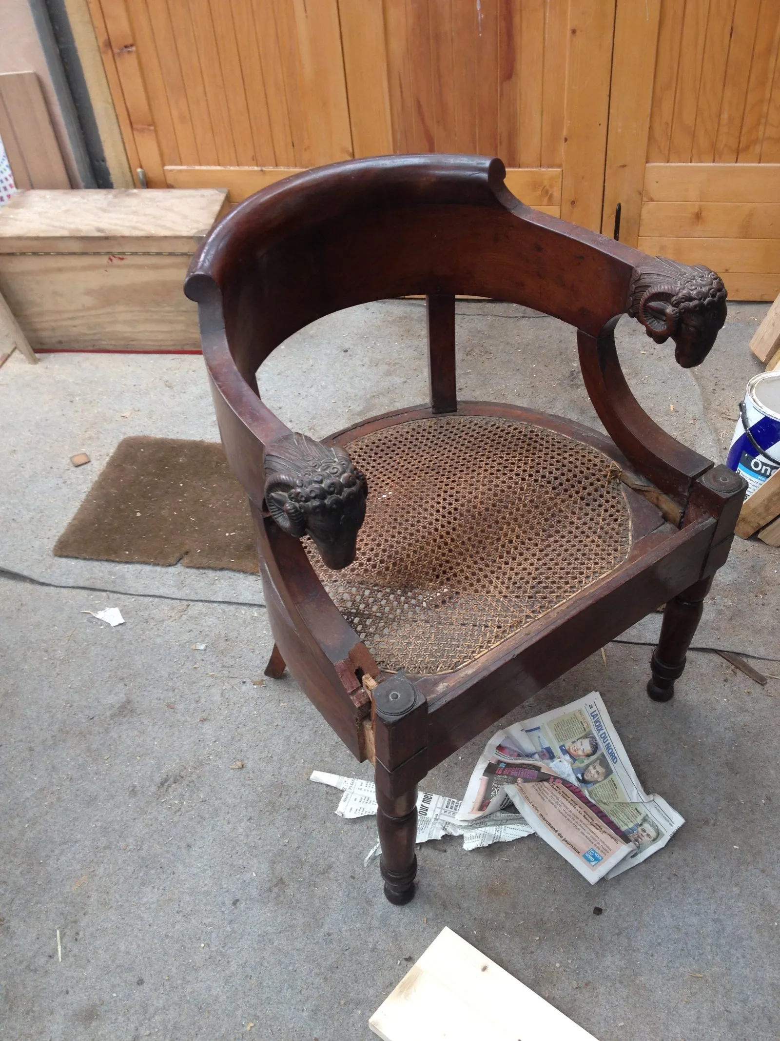 Restauration d'un fauteuil de bureau époque Empire en acajou de cuba — avant restauration
