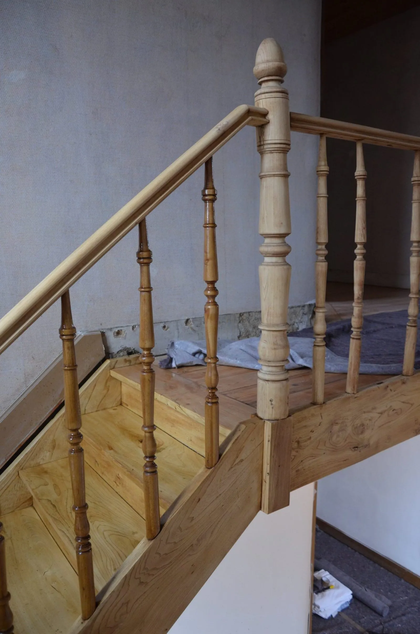 Escalier en orme massif daté sur plan d'architecte de 1928