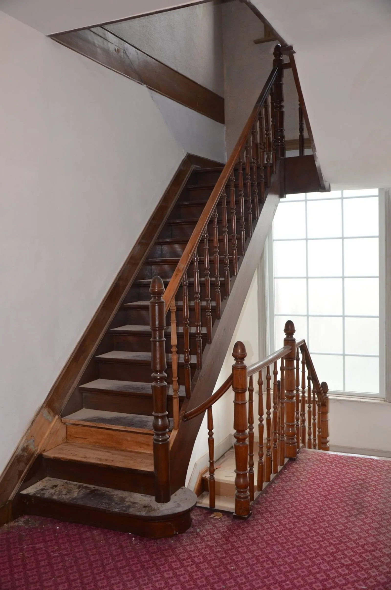 Escalier en orme massif daté sur plan d'architecte de 1928 — avant restauration