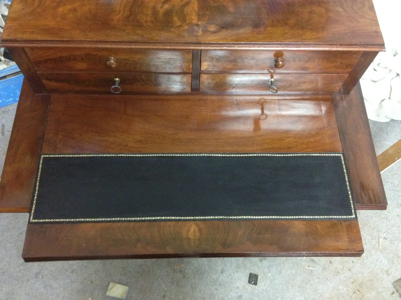 Restauration d'un bonheur du jour époque Louis Philippe en acajou