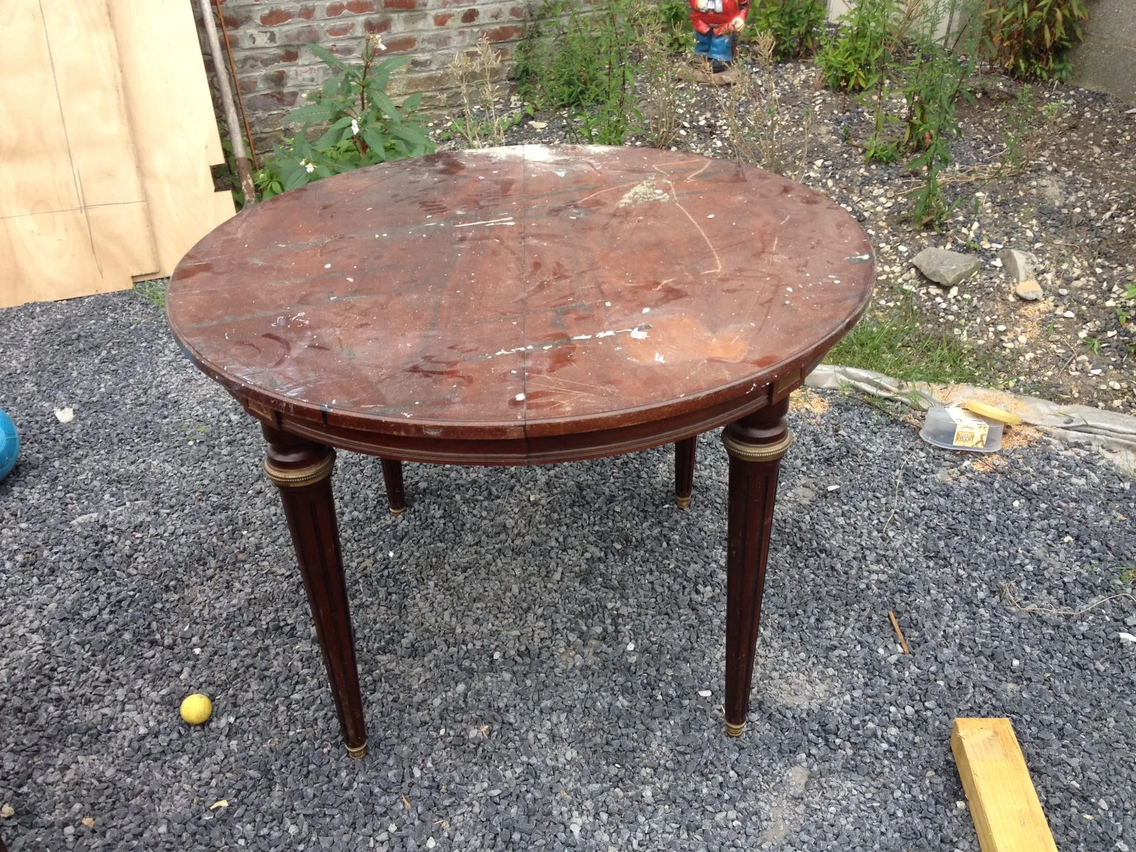 Restauration d'une table circulaire de salle à manger de style Louis XVI - Epoque XXème — avant restauration