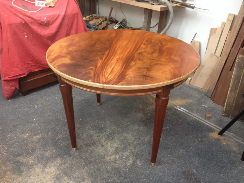 Restauration d'une table circulaire de salle à manger de style Louis XVI - Epoque XXème