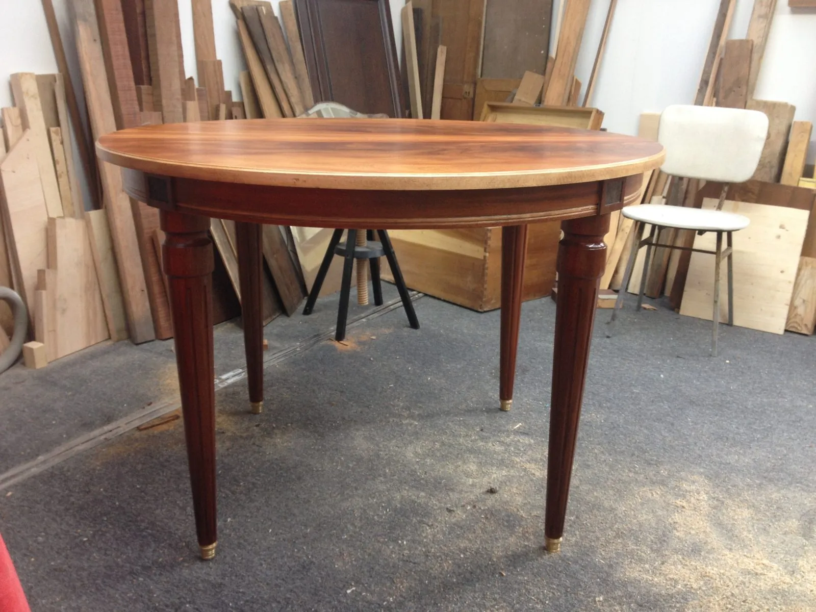 Restauration d'une table circulaire de salle à manger de style Louis XVI - Epoque XXème