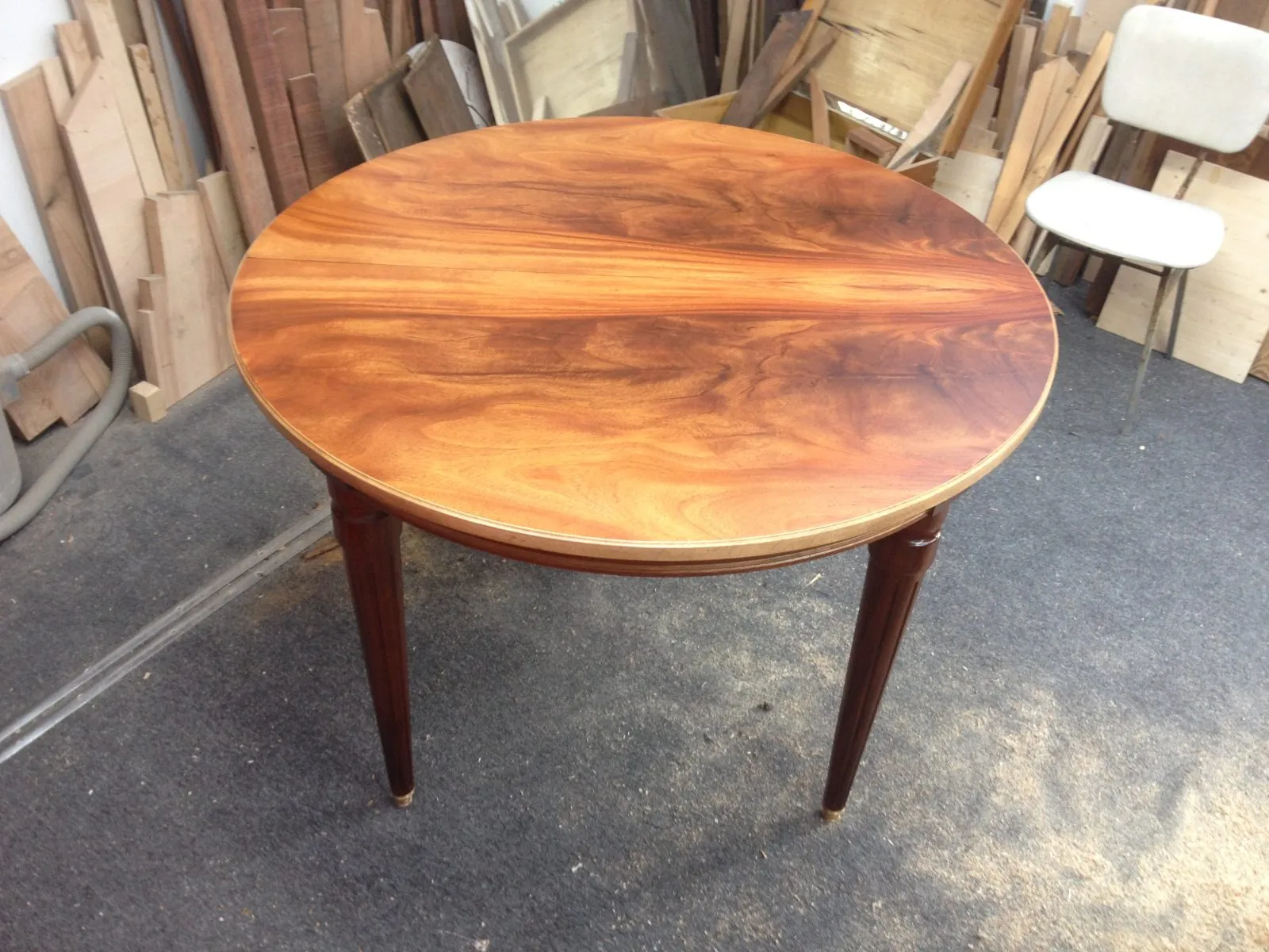 Restauration d'une table circulaire de salle à manger de style Louis XVI - Epoque XXème