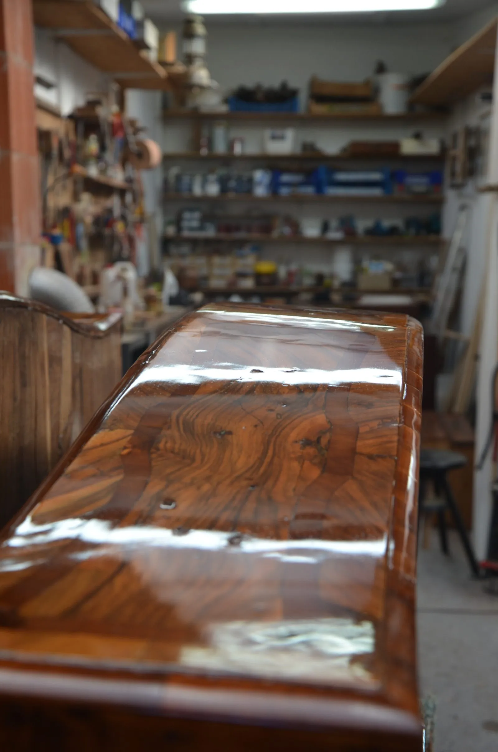Commode Tombeau époque Régence en chêne français massif plaqué de noyer et merisier