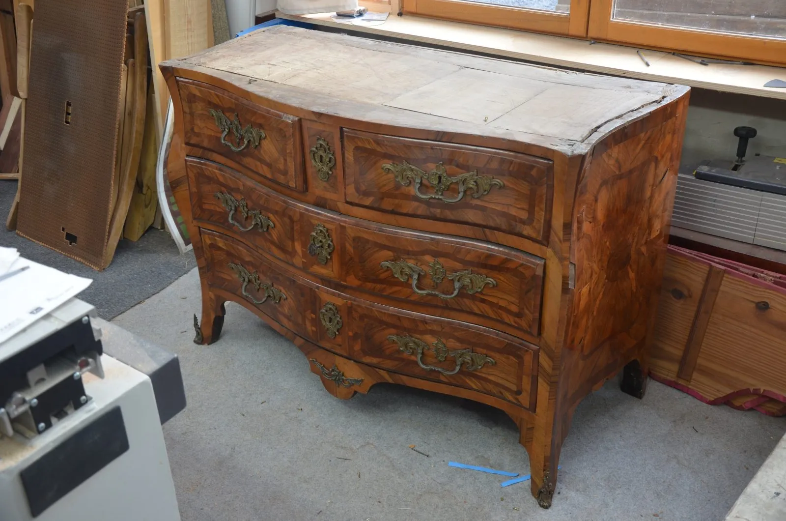Commode Tombeau époque Régence en chêne français massif plaqué de noyer et merisier — avant restauration