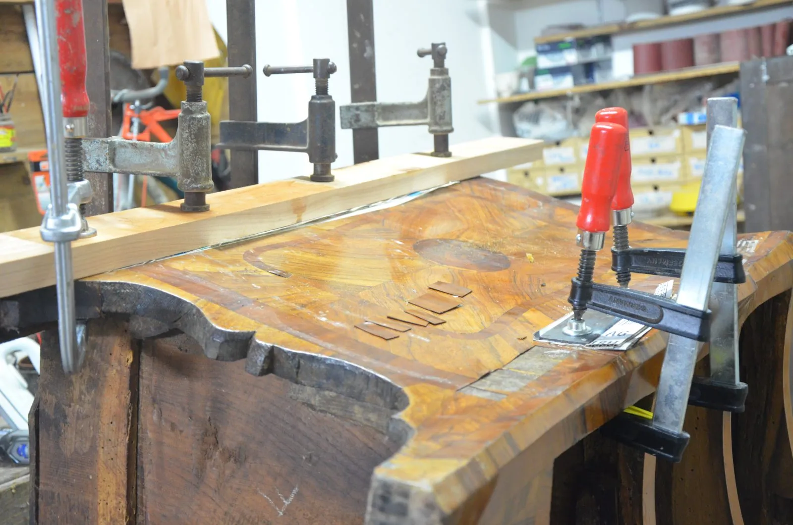 Commode Tombeau époque Régence en chêne français massif plaqué de noyer et merisier