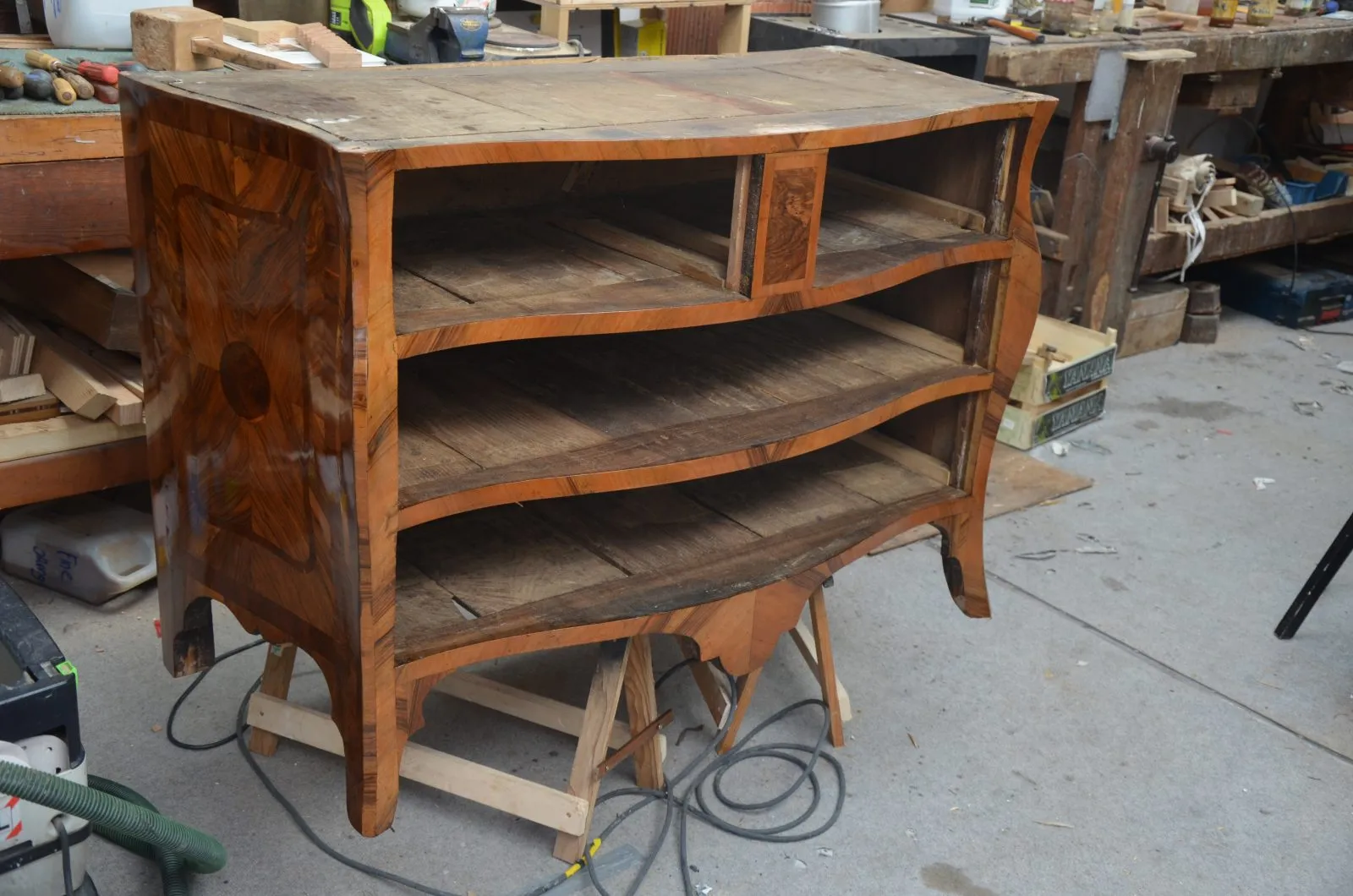 Commode Tombeau époque Régence en chêne français massif plaqué de noyer et merisier