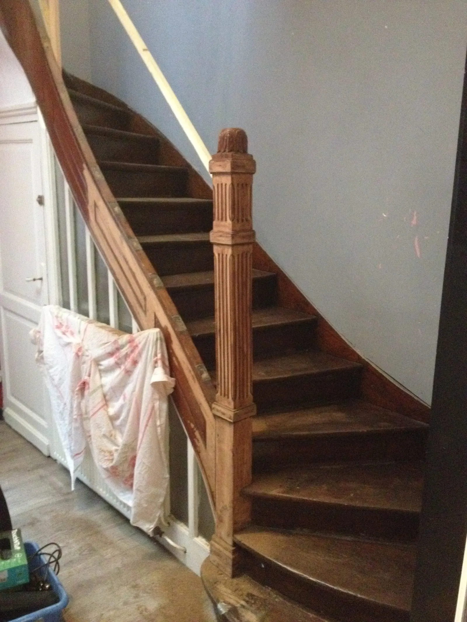 Restauration d'un escalier en orme massif époque 1925 — avant restauration