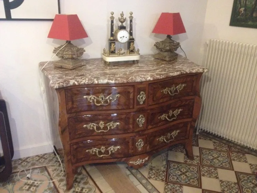 Commode Tombeau époque Régence en chêne français massif plaqué de noyer et merisier