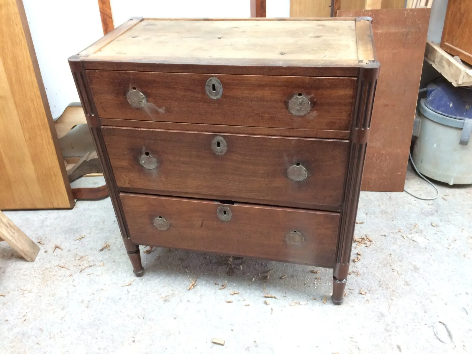 Restauration petite commode de style Louis XVI en acajou massif — avant restauration