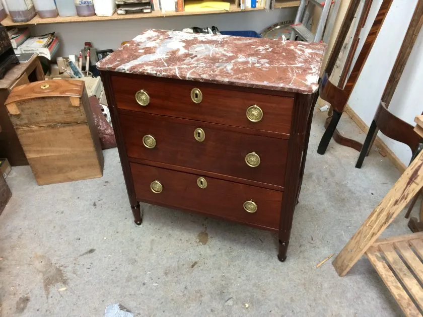 Restauration petite commode de style Louis XVI en acajou massif