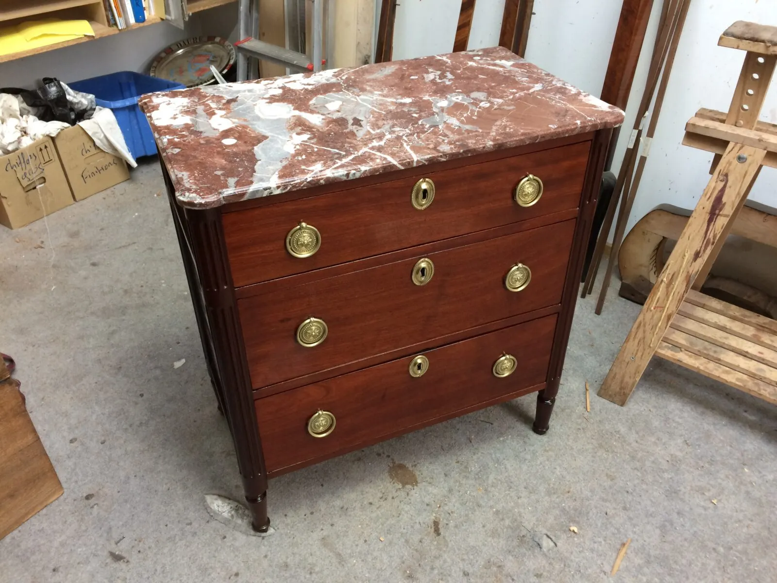 Restauration petite commode de style Louis XVI en acajou massif