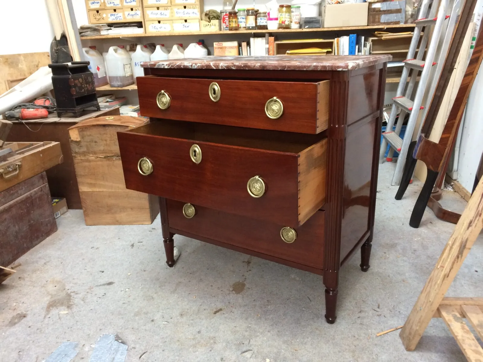 Restauration petite commode de style Louis XVI en acajou massif