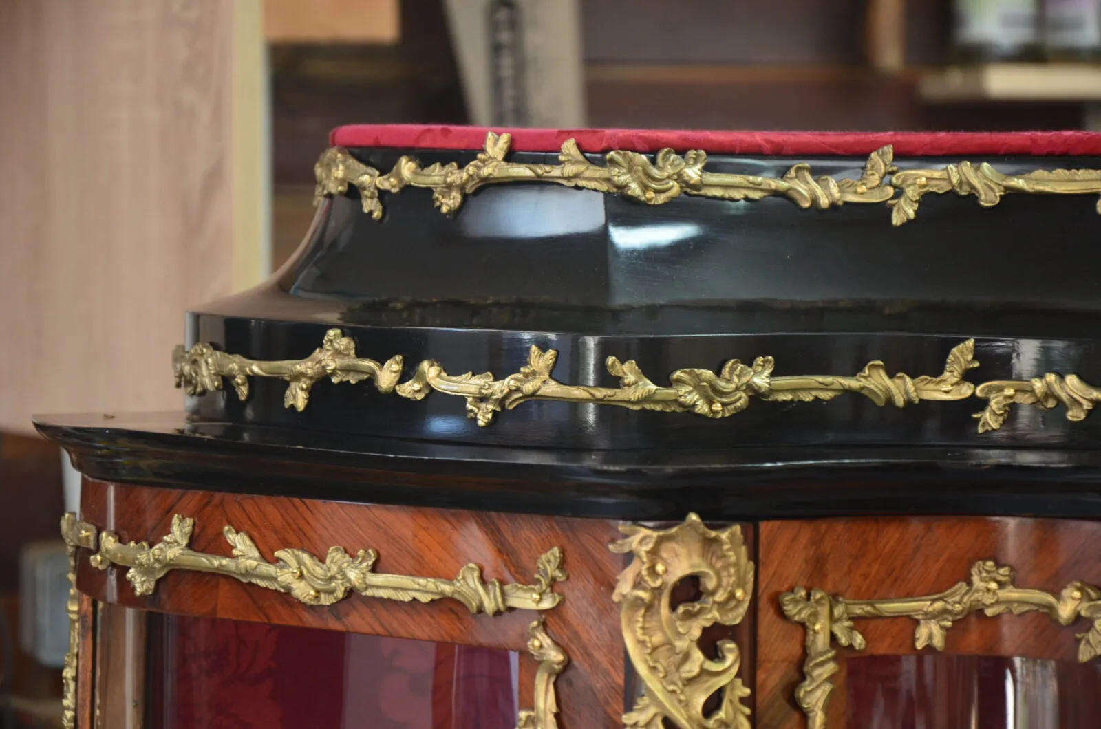 Restauration d'une vitrine époque Napoléon III — avant restauration