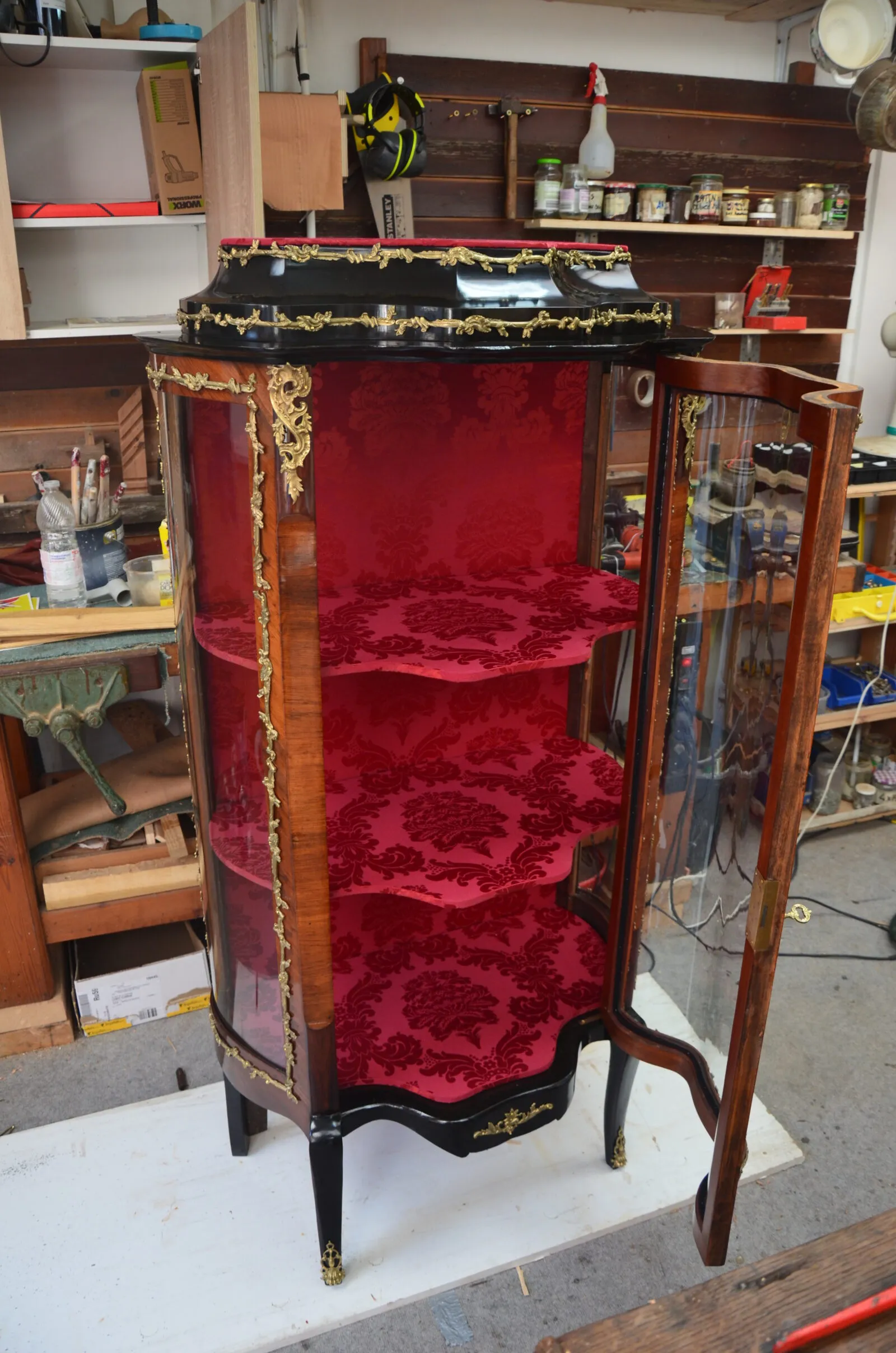 Restauration d'une vitrine époque Napoléon III