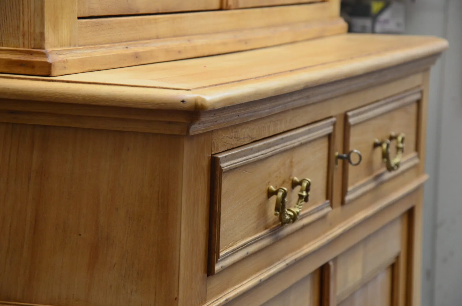 Restauration d'un buffet en Orme massif français