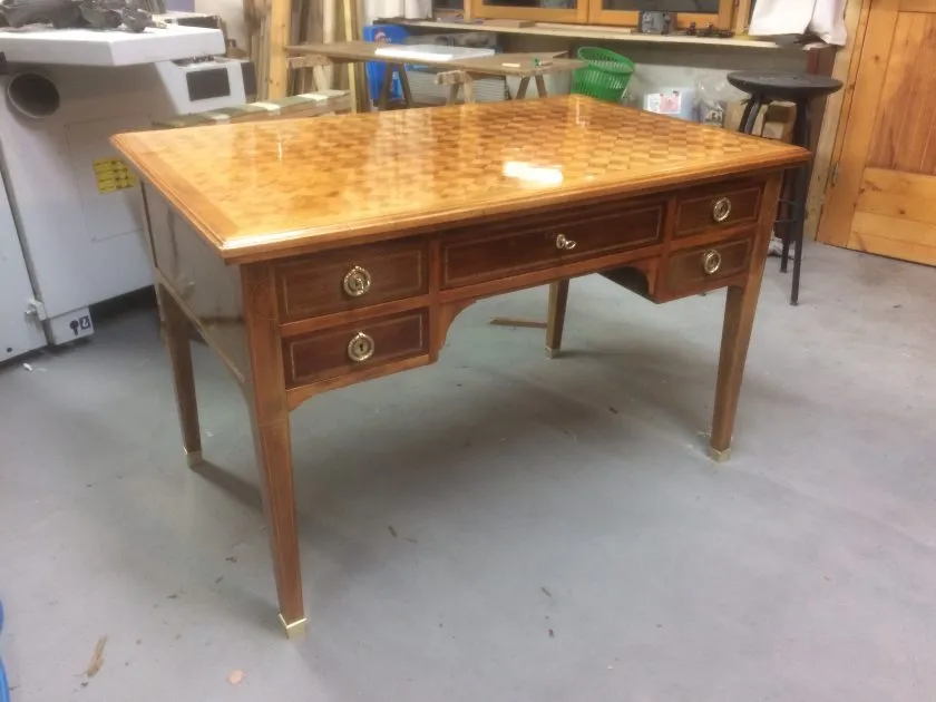 Restauration d'un atypique bureau Louis XVI