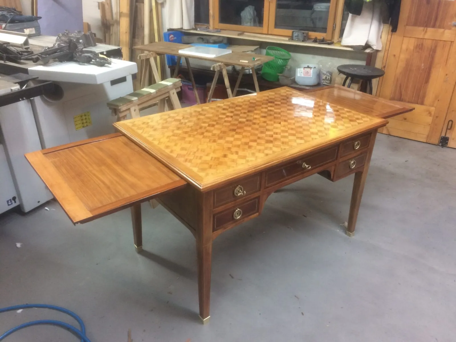 Restauration d'un atypique bureau Louis XVI